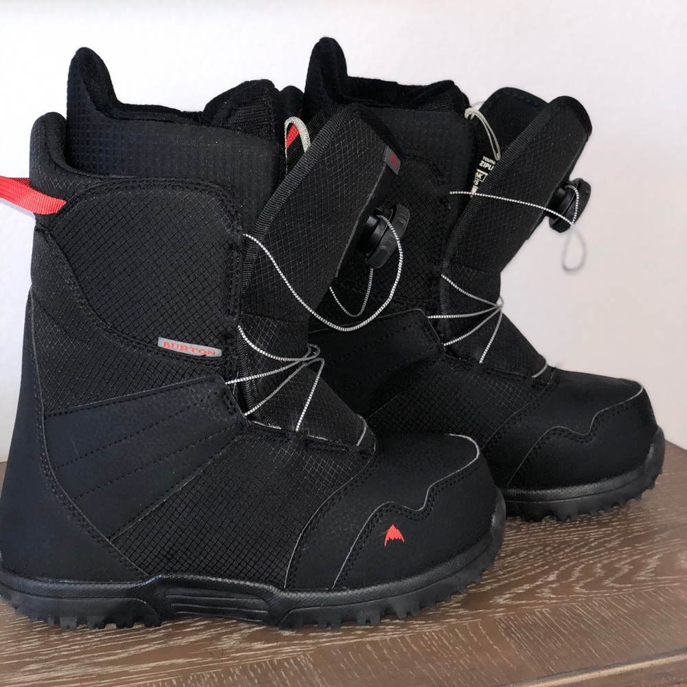 Youth snowboard boots